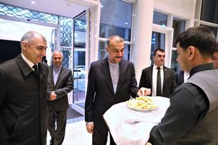 دکترحسین امیرعبداللهیان وزیرامورخارجه با استقبال‌احمد قربان اف معاون وزیر امور خارجه ترکمنستان وارد فرودگاه عشق‌آباد شد.